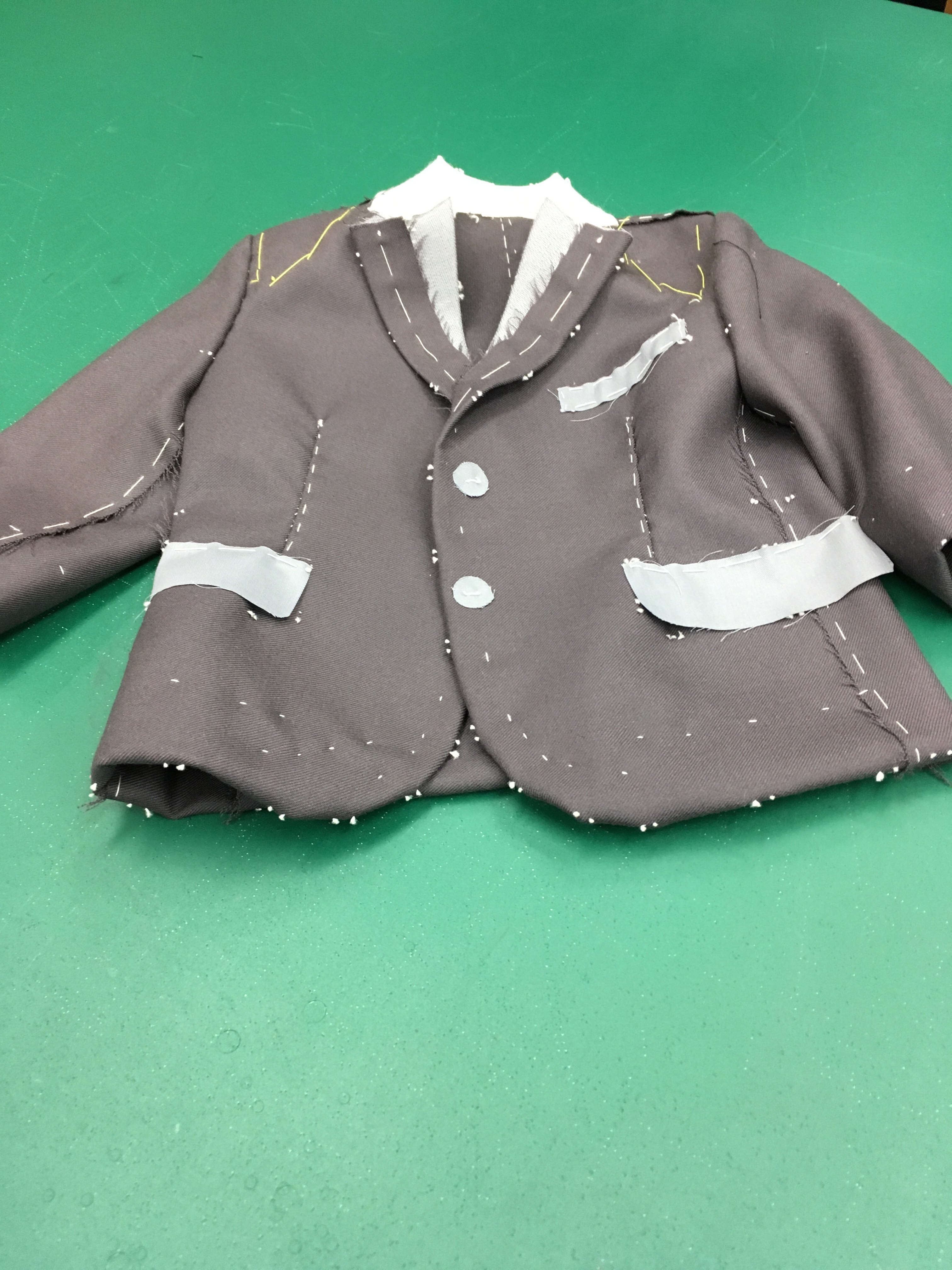 乳幼児のスーツ