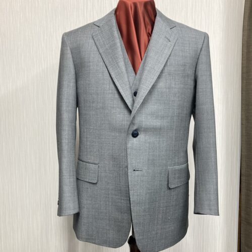 SCABAL（スキャバル）​ライトグレーのスリーピーススーツ